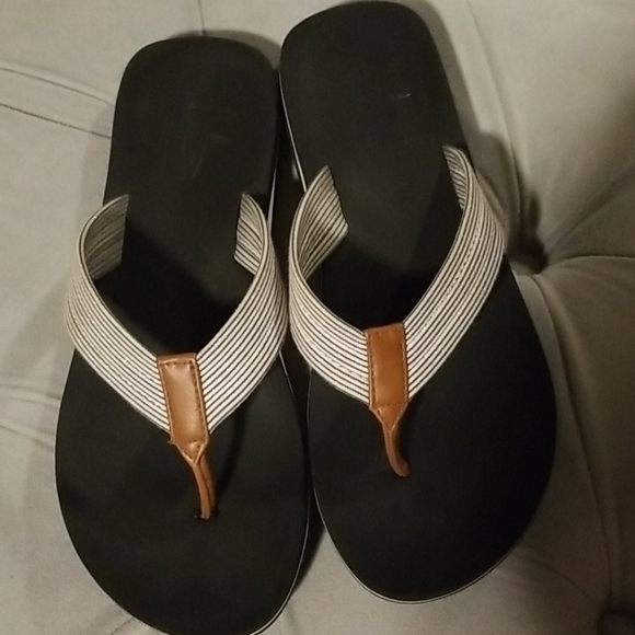 2 pair flip flops - Picture 3 of 3